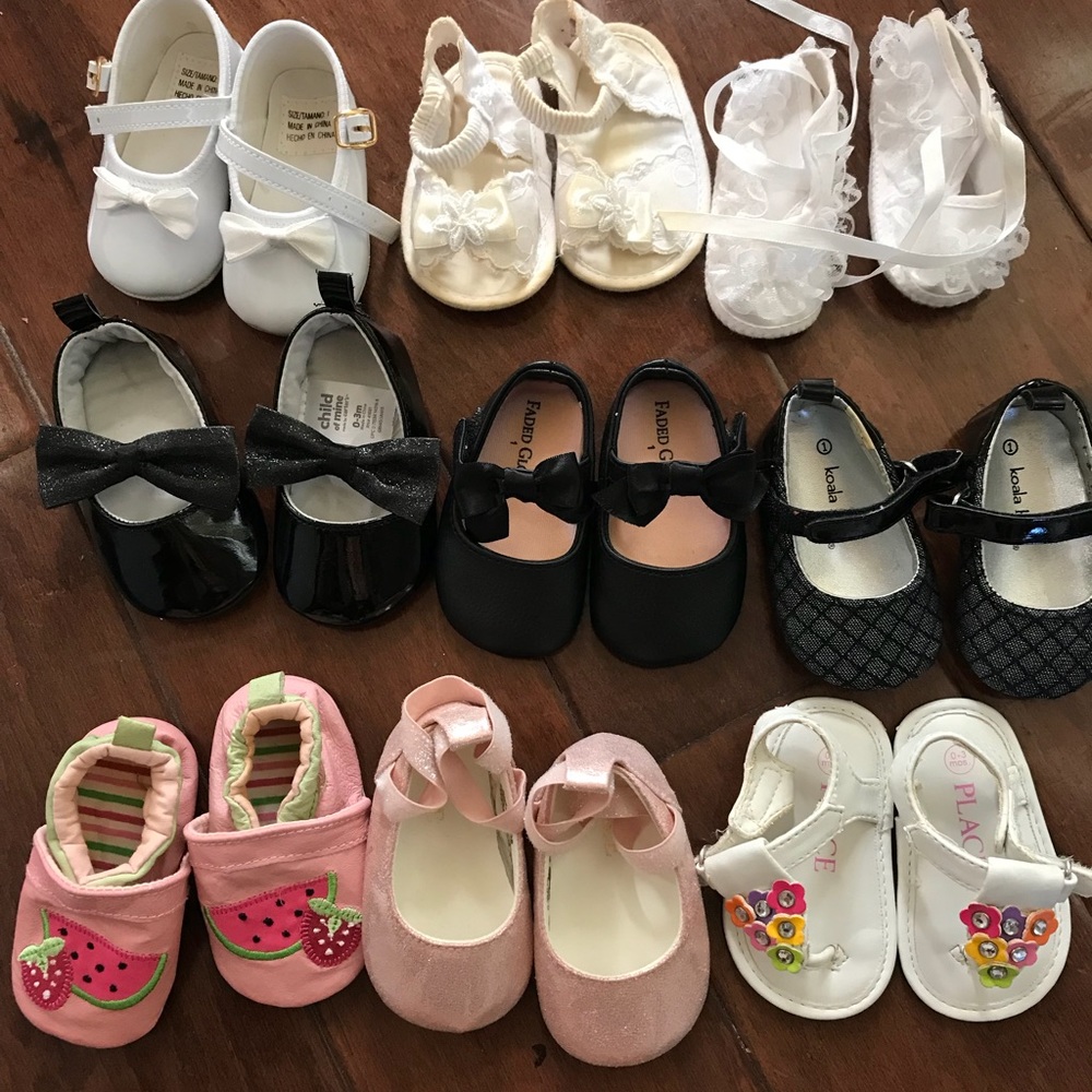 A lot of baby shoes/sandals 9 pairs.
